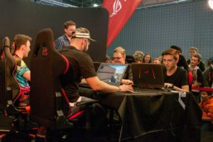 Asus-2016_Majales-a-Utubering-Brno_18-300x200 Asus-2016_Majales a Utubering Brno_18
