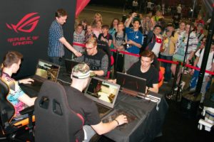 Asus-2016_Majales-a-Utubering-Brno_19-300x200 Asus-2016_Majales a Utubering Brno_19