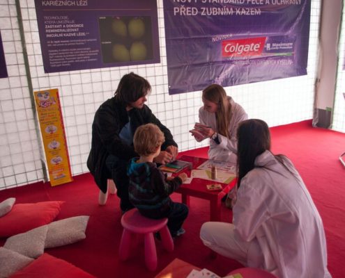 Colgate-2015_Outdoor-promo-Cakovice_06-495x400 Colgate promo akce 2015