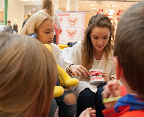 Colgate-2016_Den-zdravych-zubu-Olomouc_06-495x400 Colgate promo akce 2016